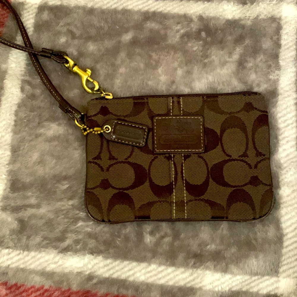 A cute coach wristlet in very good condition, no stains or marks on inside n out